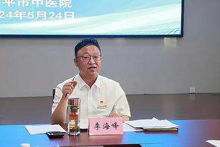 内维尔：沃克对拉什福德很难说是犯规 手臂有轻微动作但这没什么